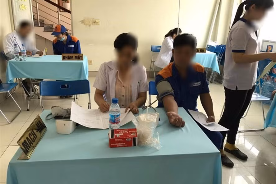 Nhan vien tap vu thanh can bo y te kham benh cho nguoi lao dong?