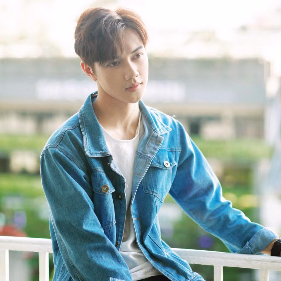 Ngắm nhìn nhan sắc của Thái Sơn, nhiều người còn nhận xét rằng, anh chàng này có khuôn mặt và phong cách thời trang chẳng kém cạnh các sao Hàn Quốc và nổi bật hơn với làn da trắng đến ngỡ ngàng.