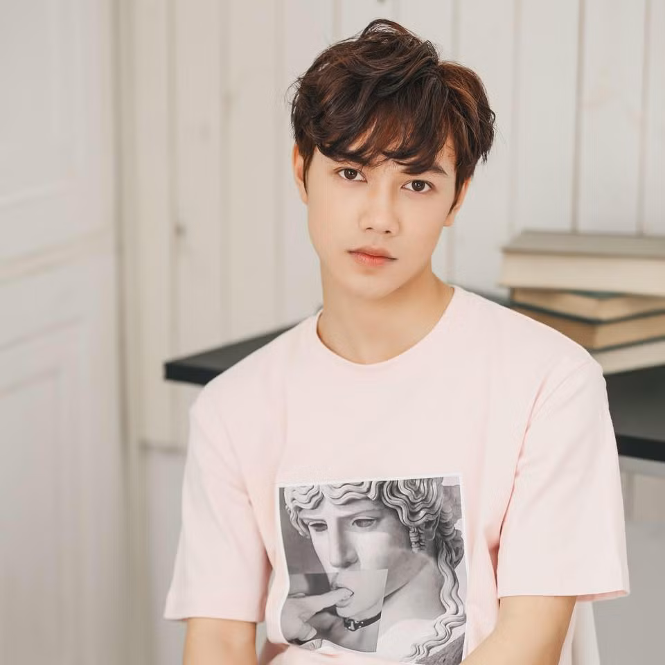 Điển trai, sở hữu giọng hát ấm áp, chàng trai 9X Sài thành vừa hát vừa nhặt rau vừa cover ca khúc "Em gái mưa" khiến triệu dân mạng say sưa. Ảnh sử dụng trong bài: Facebook nhân vật.