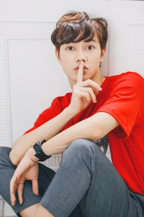 Anh chàng 9X nhặt rau và hát gây ấn tượng vừa qua có tên Nguyễn Thái Sơn, cậu bạn năm nay vừa tròn 20 tuổi và hiện đang học tập và sinh sống tại TP HCM. Công việc hiện tại của Sơn là theo đuổi nghề thuật đặc biệt là ca hát.