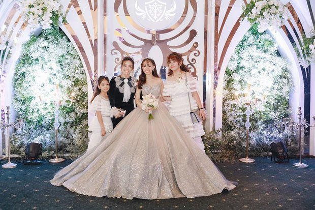 Con gái Minh Nhựa cho biết, mẹ thì cô chỉ có một, còn người mà ai cũng biết là ai kia thì cô bạn chỉ gọi bằng dì.