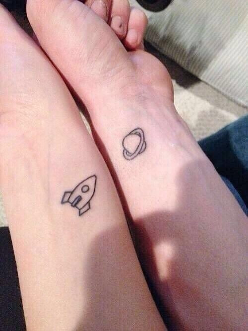 Những hình xăm "couple tinny" có thể xăm rất nhiều vị trí khác nhau như cổ tay, cổ chân hoặc ở cổ. Ở những điểm này, những hình xăm sẽ trở nên vô cùng cuốn hút.