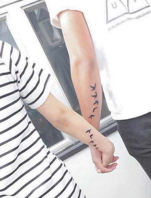 Thay vì hình xăm đôi có cỡ lớn, nhiều bạn trẻ lại chuộng hình xăm tinny hơn. Hình xăm nhỏ vừa đơn giản lại vô cùng sành điệu, không quá cầu kì nhưng cũng siêu cuốn hút.