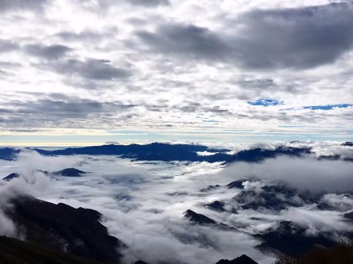 Chẳng phải Bạch Mộc Lương Tử, chẳng phải Fansipan mà chính là Pù Luông đã làm bao người mê mẩn bởi vẻ đẹp như bước ra từ phim ảnh. Dù đoạn đường chinh phục có khó khăn, người phượt thủ vẫn hồ hởi lên đường để được một lần ‘săn mây cưỡi gió’ cùng Pù Luông. Ảnh trong bài: Phuot.vn.