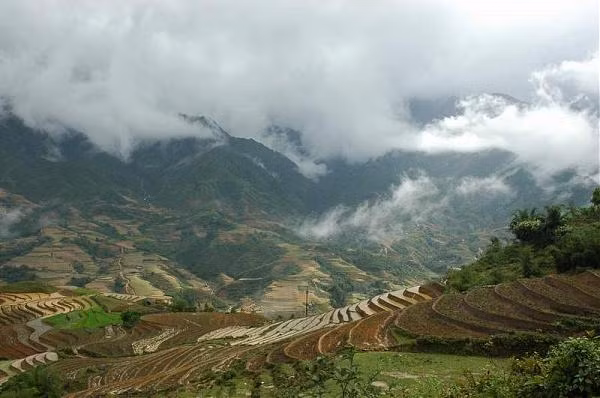 Do địa hình khá đặc biệt nên thời điểm khám phá Pù Luông - Yên Bái thích hợp nhất là mùa xuân, khi nắng không quá gắt mà gió cũng không quá mạnh, sương mây lại dày để tạo ra cả một "đại dương" đẹp mê ly. Ảnh trong bài: Phuot.vn