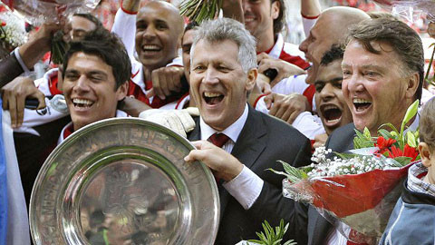 HLV nổi tiếng Louis van Gaal từng đoạt chức VĐQG Hà Lan và Tây Ban Nha cùng những đội bóng lớn như Ajax và Barca, nhưng ít ai có thể tưởng tượng có ngày ông làm được điều đó với AZ Alkmaar. Thời điểm HLV Van Gaal đến Alkmaar năm 2005, đội bóng có thành tích khá tệ khi chỉ xếp thứ 11 trên BXH. Vậy mà ở mùa 2008/09, AZ Alkmaar chỉ để thua vỏn vẹn 2 trận và trải qua chuỗi 28 trận bất bại liên tiếp.