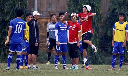 HLV Miura phat cau voi cac cau thu U23 Viet Nam