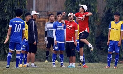 HLV Miura phat cau voi cac cau thu U23 Viet Nam