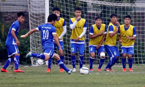 HLV Miura phat cau voi cac cau thu U23 Viet Nam-Hinh-2