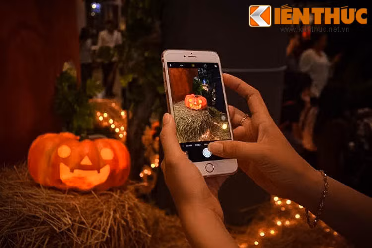 Tuy nhiên khi vào buổi tối, nơi đây trở nên vô cũng huyền bí, thậm chí tạo cảm giác sợ sệt đúng không khí lễ hội ma quỷ.