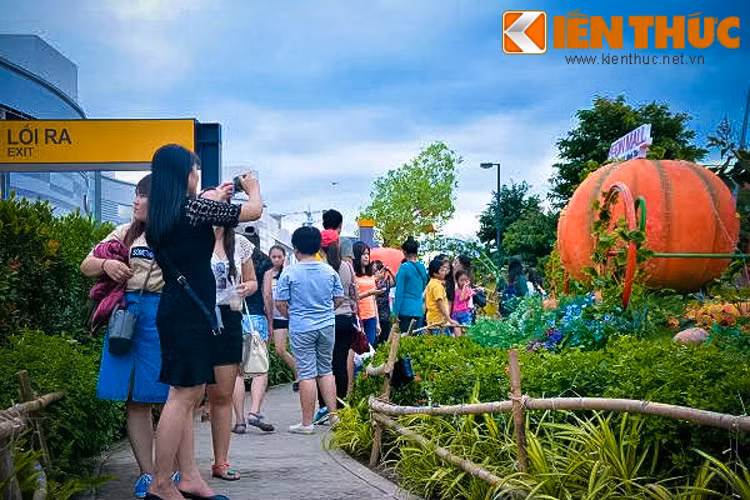 Nếu như năm ngoái nơi đây là khu đèn lồng thì năm nay được dựng thành vườn bí ngô hoành tráng. Những quả bí ngô trông y như thật, tạo nên không gian đầy màu sắc.