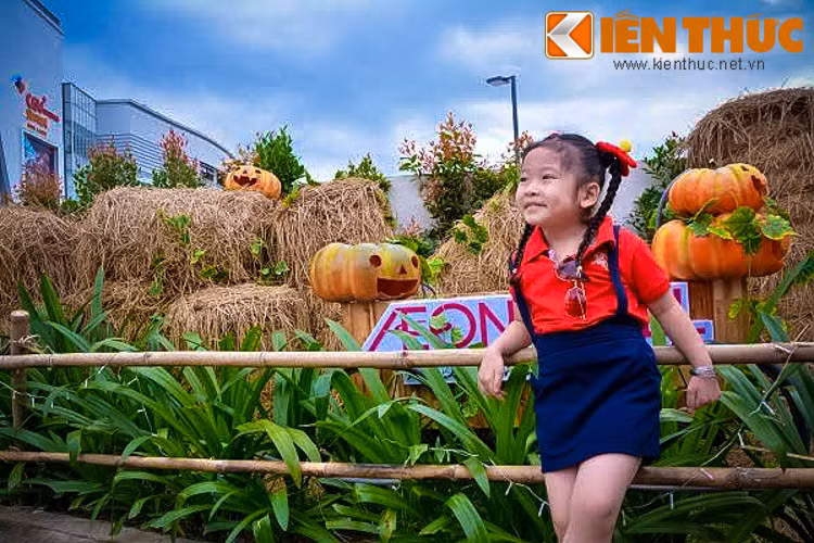 Chỉ vài ngày nữa, lễ hội Halloween mới bắt đầu, nhưng hiện khu vườn này vẫn thu hút hàng ngàn bạn trẻ tìm đến để tham quan và chụp ảnh. Ảnh: Huy Hậu.
