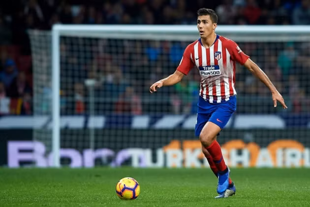  Chuyển nhượng bóng đá mới nhất từ Marca, MU sẵn sàng trả điều khoản giải phóng hợp đồng 60 triệu bảng cho tiền vệ Rodrigo Hernandez của Atletico Madrid, người được nhắm để thay thế Ander Herrera sắp sang PSG thi đấu.