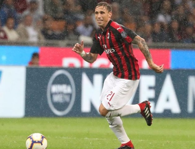 Theo Calciomercato.com, Boca Juniors rất muốn ký hợp đồng với tiền vệ Lucas Biglia của AC Milan vào mùa hè này. Tiền vệ 33 tuổi người Argentina vẫn đang chờ đợi động thái gia hạn hợp đồng đến từ ban lãnh đạo Rossoneri.