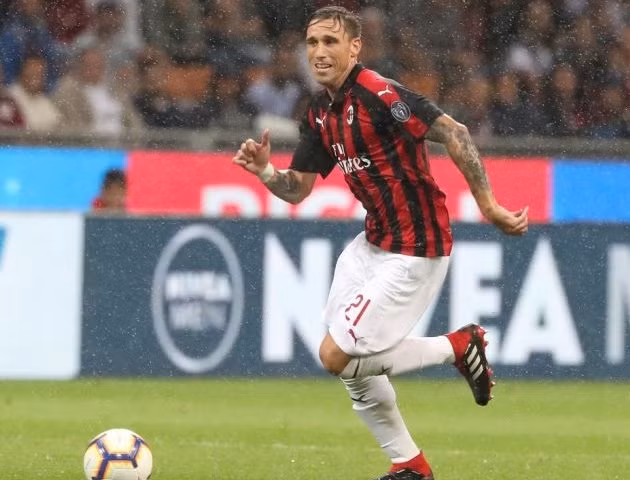 Theo Calciomercato.com, Boca Juniors rất muốn ký hợp đồng với tiền vệ Lucas Biglia của AC Milan vào mùa hè này. Tiền vệ 33 tuổi người Argentina vẫn đang chờ đợi động thái gia hạn hợp đồng đến từ ban lãnh đạo Rossoneri.