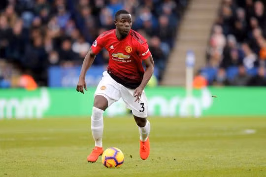 Real Madrid của HLV Zidane đã ngỏ ý muốn có trung vệ Eric Bailly. HLV Ole Gunnar Solskjaer đã ra quyết định bán cầu thủ 25 tuổi này đi để thu về 35 triệu bảng.