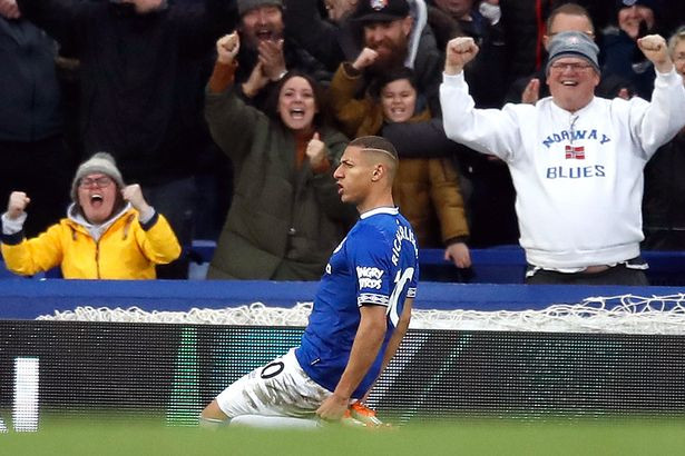  Chuyển nhượng cầu thủ từ Mirror khẳng định, đại diện Renato Velasco đã bất ngờ có mặt tại nhà riêng của Jurgen Klopp để bàn bạc về khả năng chuyển nhượng Richarlison từ Everton sang Liverpool trong thời gian tới.