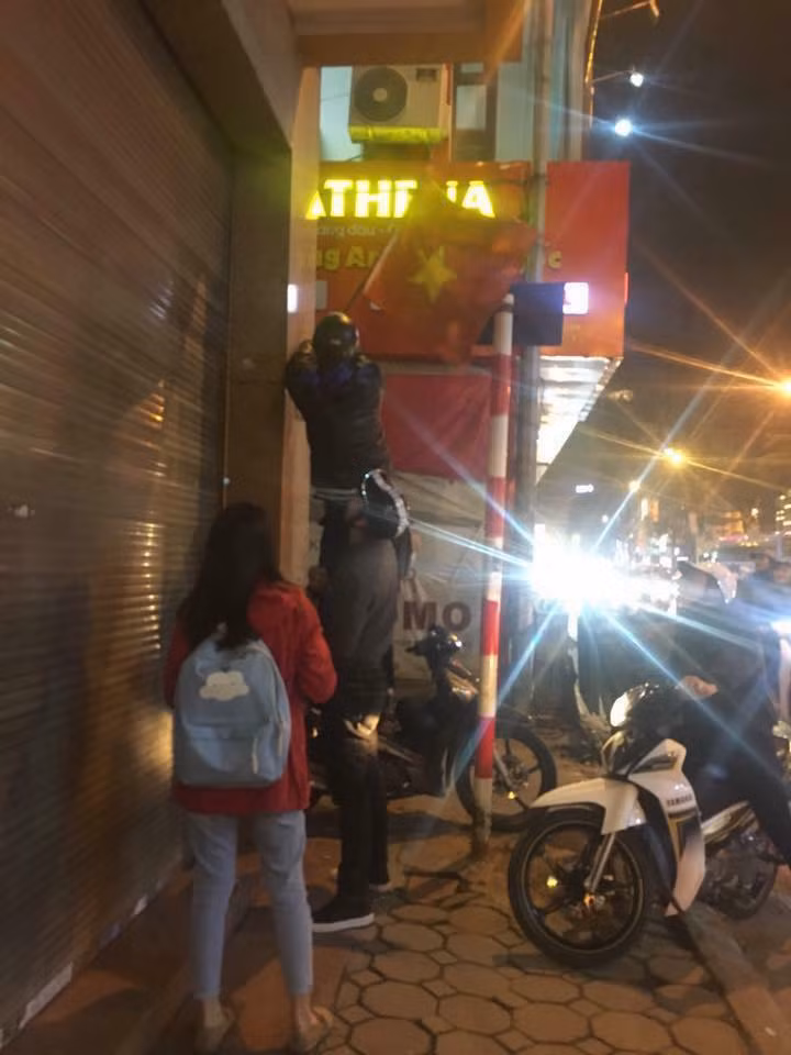 Nhiều hộ dân tại Hà Nội sau đêm các cầu thủ U23 Việt Nam loại U23 Iraq đã phải bất ngờ khi những lá Quốc kì của nhà mình đã không cánh mà bay. Nguyên nhân chính là đây.