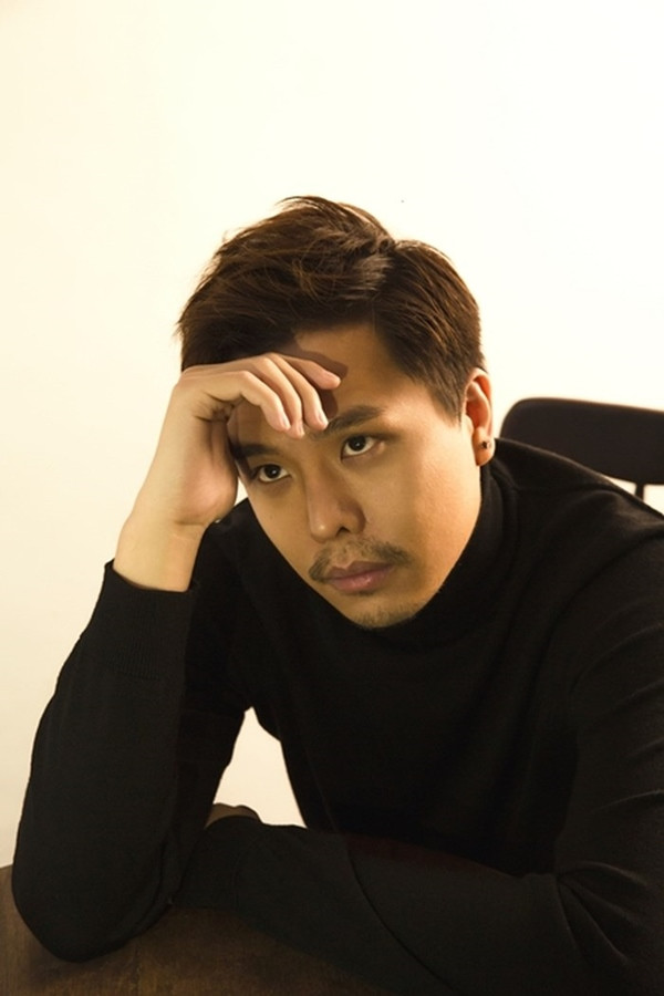 "Ông ngoại" Trịnh Thăng Bình hút hồn người hâm mộ với hình ảnh chững chạc, trầm tư vô cùng lôi cuốn.