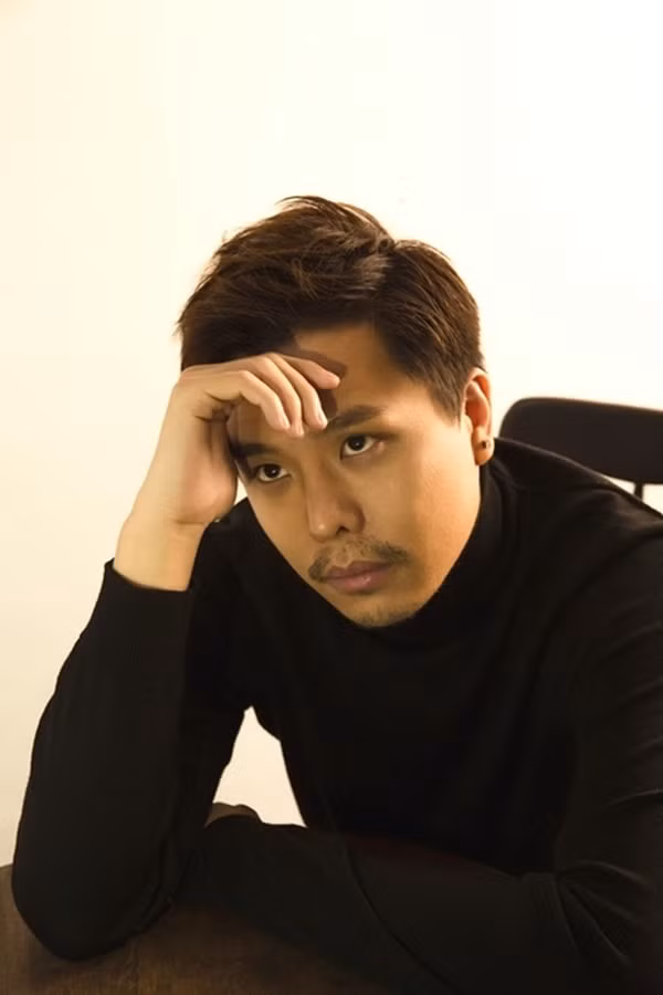 "Ông ngoại" Trịnh Thăng Bình hút hồn người hâm mộ với hình ảnh chững chạc, trầm tư vô cùng lôi cuốn.