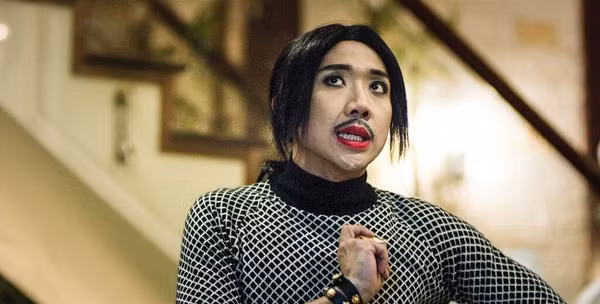 Trấn Thành khiến fan được phen hú vía khi đội tóc giả, tô son đỏ chót nhưng lại để râu. Tạo hình của nam danh hài thực sự khiến người khác cạn lời.