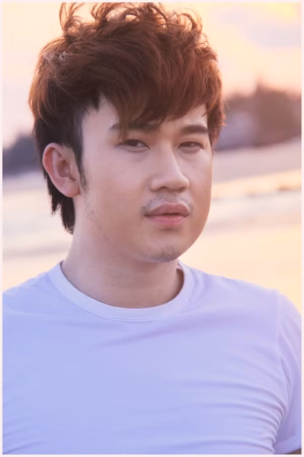 Còn nickname Minh Quỳnh bình luận: "Các sao để râu trông cứ mệt mỏi sao ý. Chẳng còn tươi vui vẻ trẻ đẹp chút nào. Mất hết cả hình tượng".