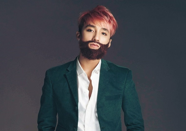 Chứng kiến những cảnh các sao giải trí Việt để râu, nhiều dân mạng không tin vào mắt mình. Bởi hàng ngày các sao đều "mày râu nhẵn nhụi, áo quần bảnh bao" nay còn đâu.