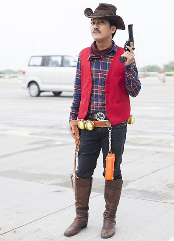 Khác với Noo Phước Thịnh là cố tình nuôi râu thì Trường Giang lại là sao showbiz vào vai bụi bặm. Hàng râu con kiến khiến sao showbiz này góp phần tạo nên sự mạnh mẽ cho tổng thể.