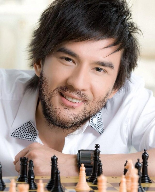 Nickname Minh Hoàng chia sẻ: "Nhìn các sao Việt để râu mình thấy hài hước kinh khủng. Quen mắt với hình ảnh nhẵn nhụi rồi giờ các anh để râu cứ thấy không hợp và buồn cười".