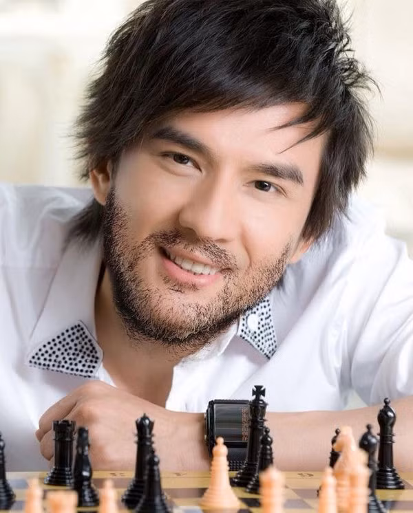 Nickname Minh Hoàng chia sẻ: "Nhìn các sao Việt để râu mình thấy hài hước kinh khủng. Quen mắt với hình ảnh nhẵn nhụi rồi giờ các anh để râu cứ thấy không hợp và buồn cười".