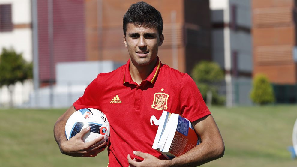 Atletico Madrid đã chính thức đón tân binh đầu tiên của mình trong kì chuyển nhượng mùa Hè 2018 đó là Rodrigo Hernandez Cascante.