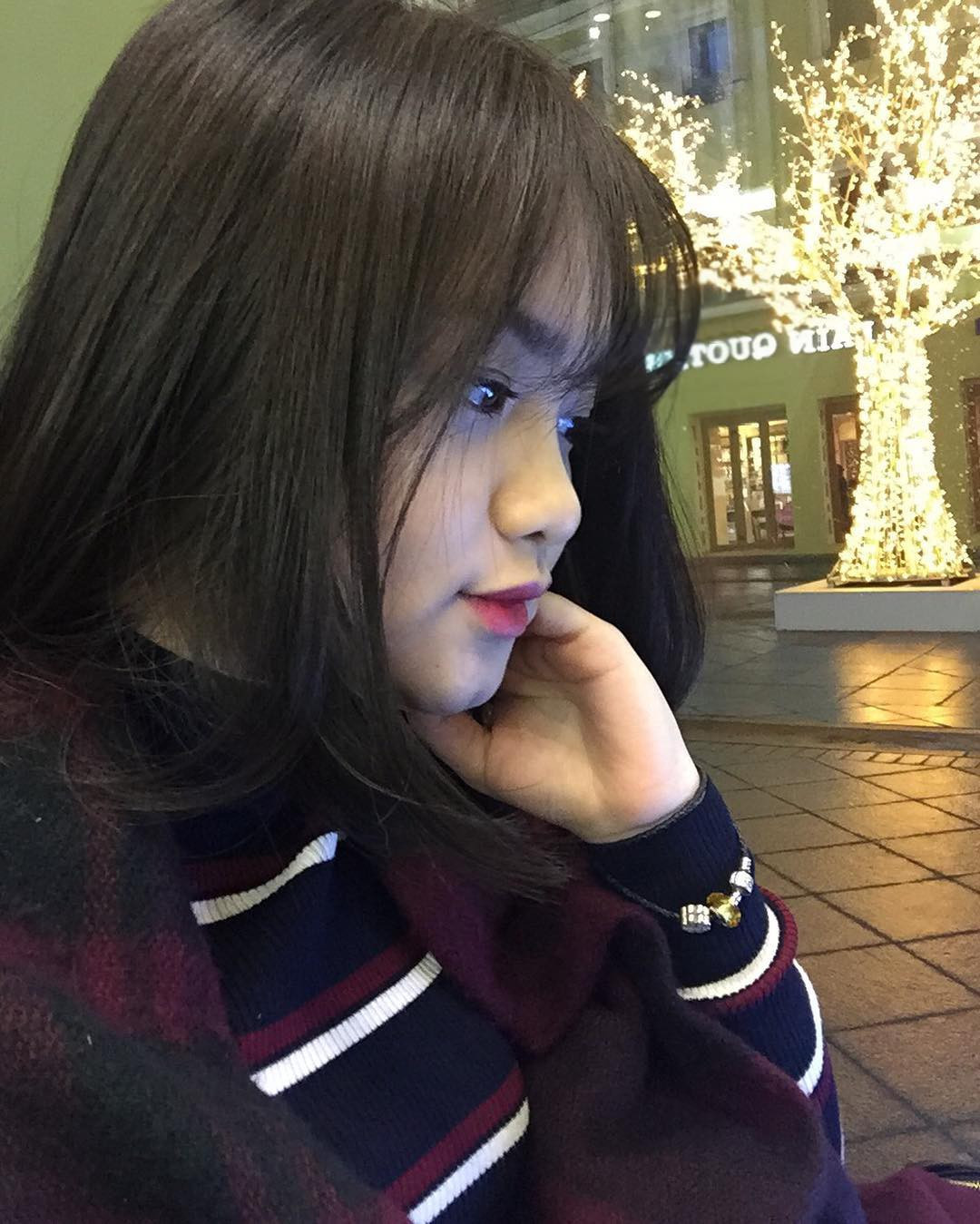 Chia sẻ trên trang cá nhân, Thu Giang có viết: "Mình rất muốn xem anh Rô ở ngoài nên đã đi xem trận đấu ấy. Mình cũng không biết giá vé là bao nhiêu vì bố mình mua cho cả nhà xem. Đây là lần đầu tiên mình đến một sân vận động lớn để xem bóng đá, cũng là lần đầu tiên được mọi người biết đến qua một bức ảnh. Mình cảm thấy rất vui và có chút kỳ lạ”"