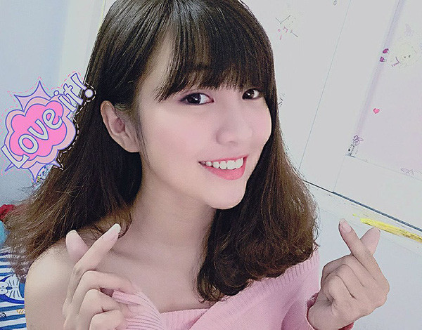 Như Hexi tên thật là Trần Huỳnh Như (SN 1995) từng gây 'sốt' cộng đồng mạng với bản rap Tau thích mi hồi năm 2014 và đến nay, cô nàng càng chứng tỏ được sức hút của mình khi liên tục khoe giọng hát trong trẻo qua các bản clip cover khiến dân mạng thích thú.