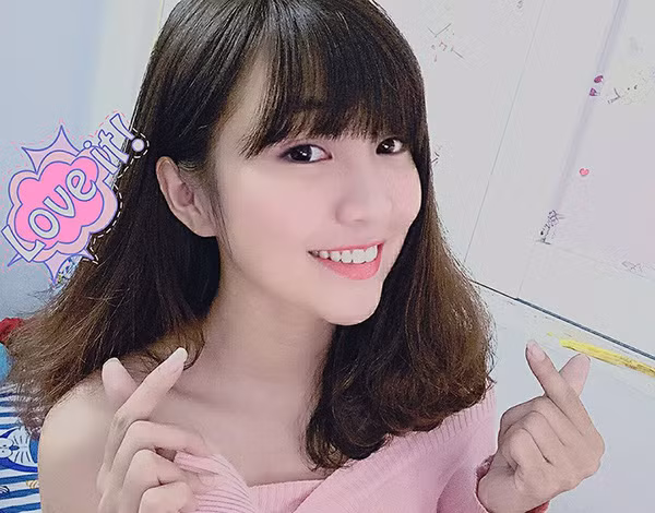 Như Hexi tên thật là Trần Huỳnh Như (SN 1995) từng gây 'sốt' cộng đồng mạng với bản rap Tau thích mi hồi năm 2014 và đến nay, cô nàng càng chứng tỏ được sức hút của mình khi liên tục khoe giọng hát trong trẻo qua các bản clip cover khiến dân mạng thích thú.