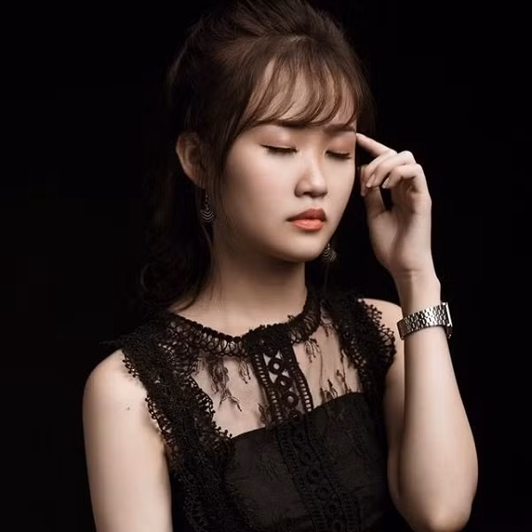 Lần đầu tiên được mọi người biết đến khi cover bài hát Điều anh biết phiên bản bóng đá nhưng ít ai biết rằng, cô nàng đến từ Cần Thơ này đã từng gây chú ý khi tham gia chương trình "Ca sĩ giấu mặt", thể hiện giọng hát giống hệt ca sĩ Lương Bích Hữu khiến các vị giám khảo bất ngờ và dành tặng nhiều lời khen.