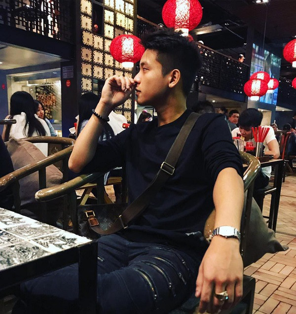 Anh Quân hiện đang theo học tại trường Văn hóa Nghệ thuật Quân đội. Đây chính là lý do tại sao anh chàng này lại sở hữu lối hát như ca sĩ chuyên nghiệp. 9X cũng thường xuyên tham gia biểu diễn tại các chương trình do trường và câu lạc bộ tổ chức.