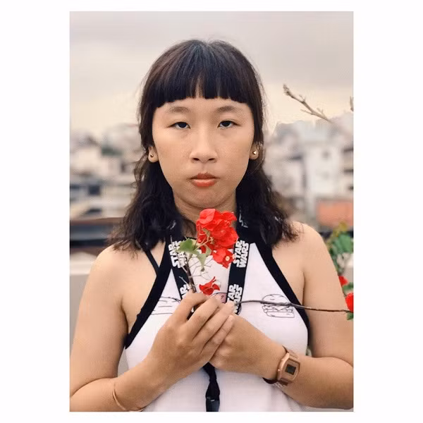 Sau clip cover đầu tiên Xin anh đừng (bản gốc của Emily ft Lil Knight &amp; Justatee) làm lên "thương hiệu" của mình, hiện tượng "lạ đời" nhất đầu năm 2014 liên tục cho ra đời những bản cover độc, lạ khiến người xem phải cười nghiêng ngả như: Xém xíu có người yêu, Tâm sự mỏng của cô gái mắt hý, Đẹp gái cu đơn,…