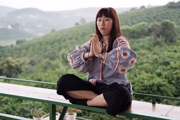 Trang Hý tên thật là Lê Ngọc Minh Trang, dù không có lợi thế về nhan sắc, cũng chẳng sở hữu giọng hát như ca sĩ nhưng khó ai có thể phủ nhận được độ nổi tiếng "bất chấp vẻ bề ngoài" của cô nàng.