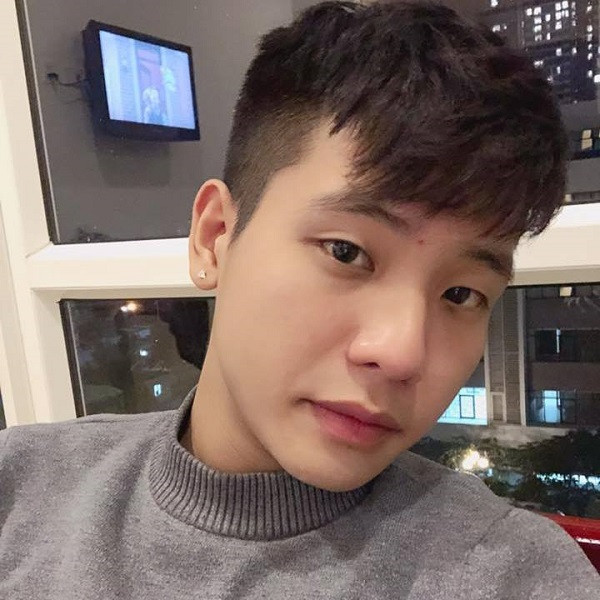 Sở hữu ngoại hình chẳng thua kém bất kì hotboy nào, anh chàng Phạm Anh Quân gây ấn tượng với đông đảo cộng đồng mạng bởi giọng hát truyền cảm, ngọt ngào. Những clip cover của anh chàng sinh năm 1997 này được đăng tải trên trang facebook cá nhân đều nhận được rất nhiều lượt thích và chia sẻ.