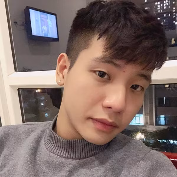 Sở hữu ngoại hình chẳng thua kém bất kì hotboy nào, anh chàng Phạm Anh Quân gây ấn tượng với đông đảo cộng đồng mạng bởi giọng hát truyền cảm, ngọt ngào. Những clip cover của anh chàng sinh năm 1997 này được đăng tải trên trang facebook cá nhân đều nhận được rất nhiều lượt thích và chia sẻ.