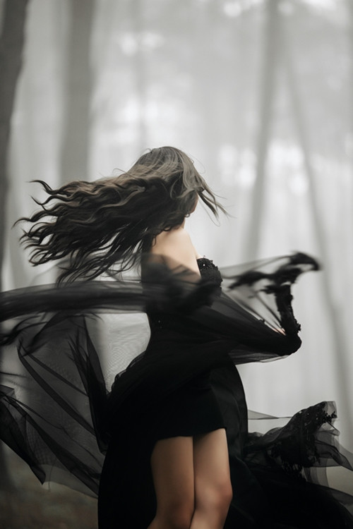 Để thực hiện bộ ảnh độc đáo này, ekip đã có ý tưởng từ lâu nhưng đến cuối tháng 3 mới thực hiện được. Ý tưởng chụp 1 bộ váy cưới màu đen và đã đặt may riêng mẫu váy đen trong bộ hình để chụp bộ này.