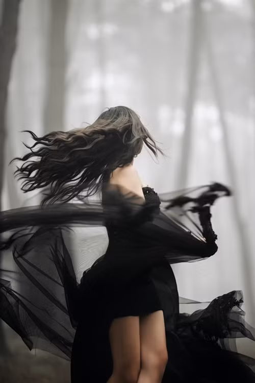 Để thực hiện bộ ảnh độc đáo này, ekip đã có ý tưởng từ lâu nhưng đến cuối tháng 3 mới thực hiện được. Ý tưởng chụp 1 bộ váy cưới màu đen và đã đặt may riêng mẫu váy đen trong bộ hình để chụp bộ này.