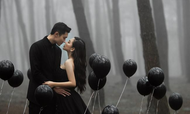 Không phải là váy trắng, suit đen truyền thống, không hề có nắng đẹp rạng ngời như những bộ ảnh prewedding thông thường, bộ ảnh mang hơi hướng gothic lấy bối cảnh rừng thông âm u sương khói đem tới một câu chuyện tình yêu đầy bí ẩn, hoang dã và nổi loạn.