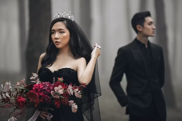 Thời tiết hôm đó cả ekip thấy may mắn vì thuận lợi về độ âm u, trời không nắng cũng không mưa và khá mát mẻ để có một bối cảnh thuận lợi.