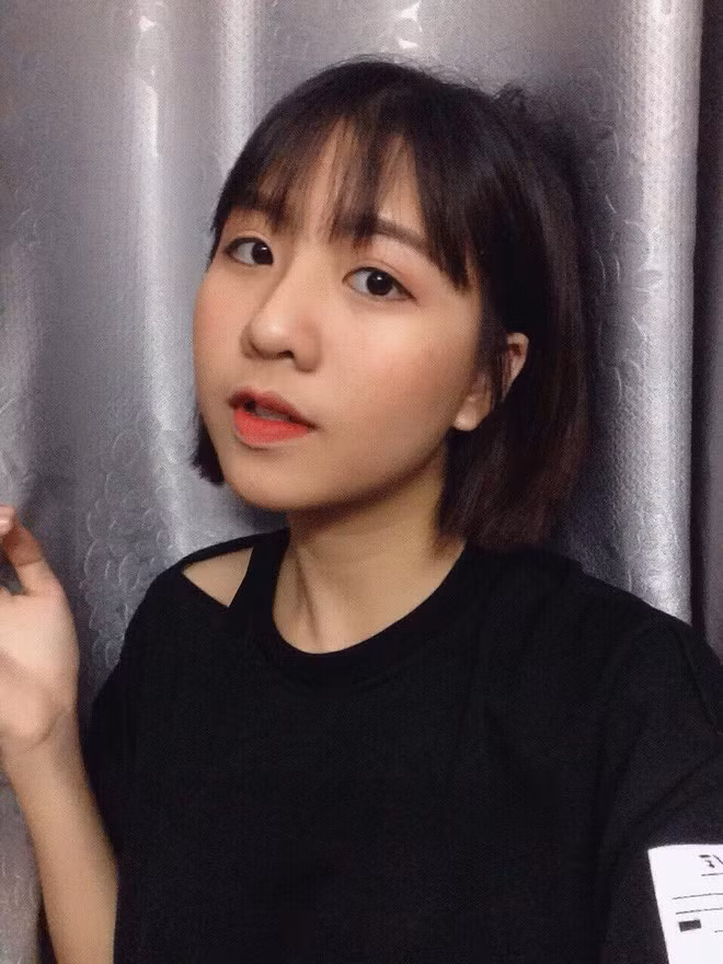 Quay trở lại với việc uống trà sữa quyết không bỏ khẩu trang của Thu Trang, dân mạng từng đồn đoán rằng rất có thể cô bạn này bị chứng bệnh "nghiện đeo khẩu trang" hoặc vì lý do ngoại cảnh như mặt mụn hay mùi đường phố khiến cô bạn này sáng tạo ra cách uống trà sữa độc lạ như vậy.