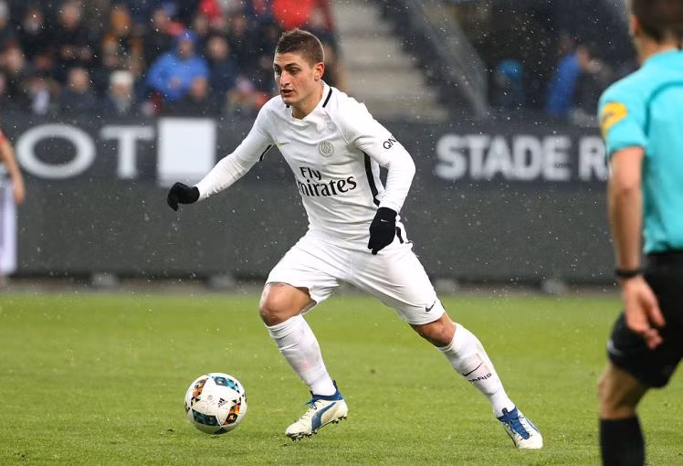 'Tiểu Pirlo' bất ngờ đòi rời PSG: Ngay sau trận thắng huy hoàng với tỷ số 4-0 của Paris Saint Germain trước Barcelona ở lượt đi vòng 1/8 Champions League, Verratti rất tự tin tuyên bố sẽ gắn bó với đội bóng thủ đô nước Pháp. Thông tin này khiến Barca thêm một lần đau khi Verratti là mục tiêu mà đội chủ sân Camp Nou theo đuổi từ lâu. Nhưng sau khi bị Barca ngược dòng thần thánh và bị loại khỏi Champions League đầy bất ngờ, Verratti đã thay đổi đột ngột.