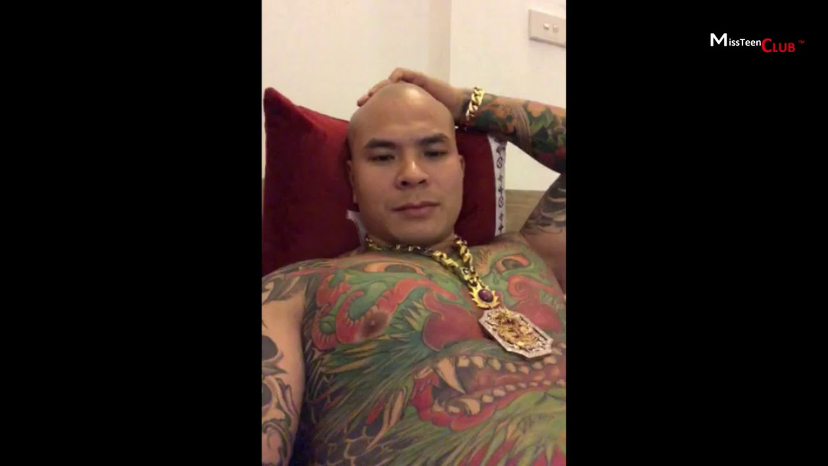 Quang Rambo thường xuyên livestream facebook với những hình ảnh hổ báo, xăm trổ, đầu trọc, đeo kính đen, đeo dây chuyền, nhẫn to, khoe tiền với mục đích khuếch trương thanh thế.