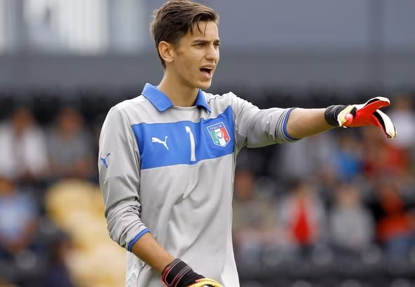 Chelsea, Liverpool săn sao trẻ Series A: Theo tin chuyển nhượng cầu thủ từ tờ Mirror, Chelsea và Liverpool hiện đang dành rất nhiều sự quan tâm đến thủ môn trẻ của Udinese là Alex Meret. Alex Meret, năm nay 19 tuổi, và đang được Udinese cho đi 'tu nghiệp' tại SPAL của Serie B. Tuy chỉ đang chơi ở một giải đấu nhỏ, nhưng tài năng của Meret đã sớm nhận được sự quan tâm từ giới chuyên môn, thậm chí mới đây thủ thành này cũng đã được triệu tập lên tuyển Italia. Ảnh: Goal.com