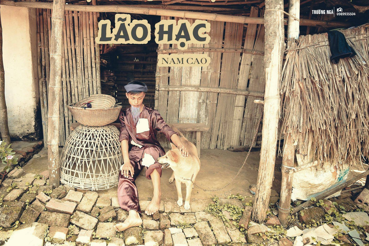 Chia sẻ với PV Kiến Thức, học sinh Trịnh Duy chia sẻ thêm: "Để thực hiện bộ ảnh này chúng em đã phải đối mặt với thời tiết nắng nóng hôm chụp và việc phải thay đổi liên tục trang phục cũng khiến nhiều bạn mất sức"