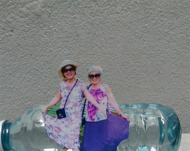 Mới đây, nickname Nguyễn Thiên Ca vừa đăng tải những bức ảnh về bà ngoại mình và minh chứng rằng tuổi tác chẳng thể ngăn được khả năng hội nhập, tiếp cận các thiết bị công nghệ cao như điện thoại máy tính của "ông bà anh" mà hơn thế, bà cũng biết "sống ảo" chẳng kém cạnh giới trẻ.